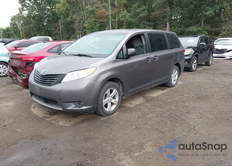2012 Toyota Sienna Base 7 Passenger z USA, uszkodzony, nr VIN 5TDKA3DC8CS016671